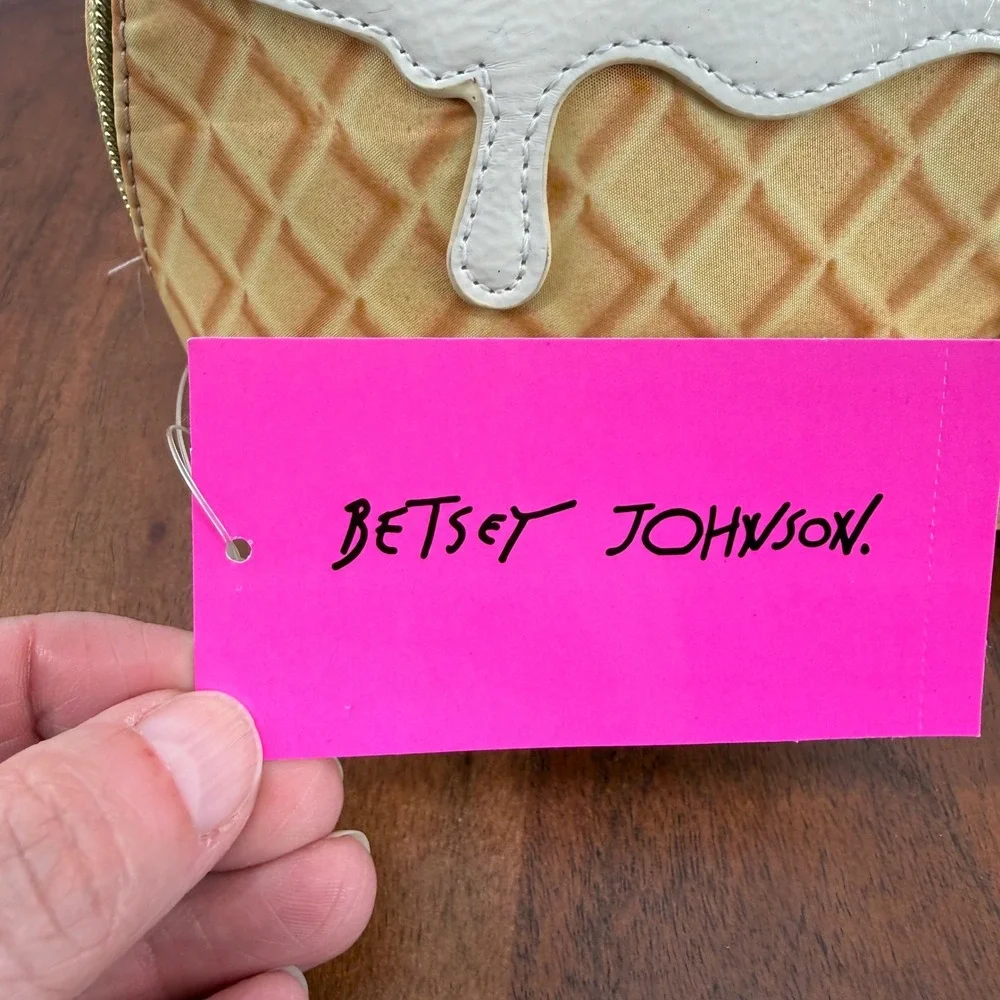 Betsey Johnson Kitsch Cosmetic Bag Womens Tan Ice Cream Sprinkles BM18780 OS